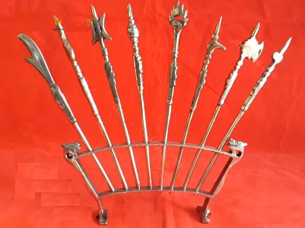 Theo quan niệm của người xưa, binh pháp bát bửu là vật phẩm tượng trưng cho sức mạnh và quyền lực, được bày trong các cơ sở thờ tự khi cần thể hiện sự uy nghi, trang nghiêm. Tám vũ khí trong binh pháp bát bửu gồm mâu, đao, thương, chấp, kính, chùy, trượng, mác.