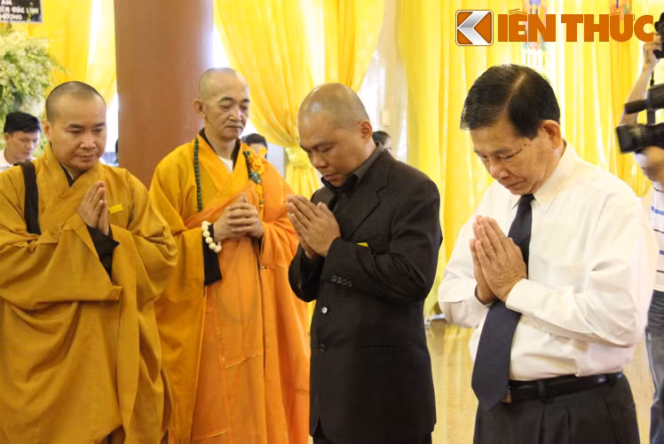 Nguyên Chủ tịch nước thành kính trước kim quan cố Hòa thượng.