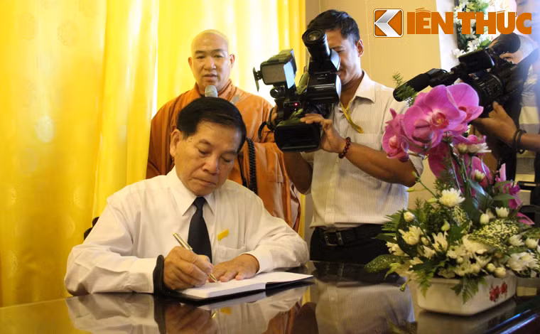 Nguyên Chủ tịch nước Nguyễn Minh Triết ghi vào sổ tang lưu niệm.