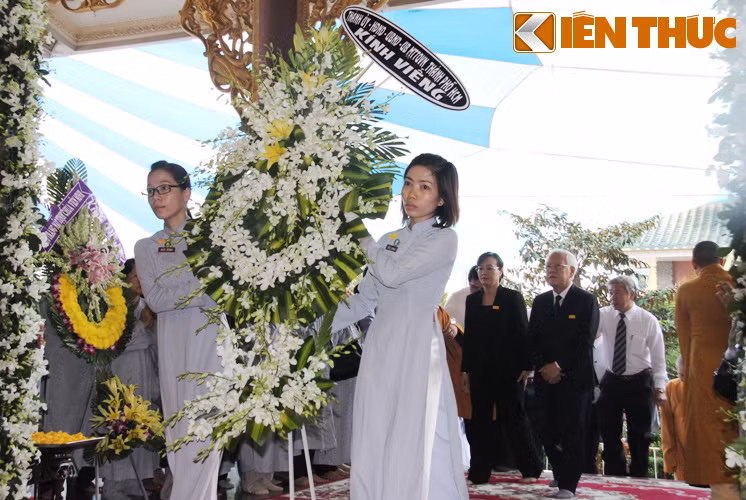 Đoàn lãnh đạo Thành ủy, HĐND, UBND TP HCM do bà Nguyễn Thị Quyết Tâm, Phó Bí thư TƯ, Chủ tịch HĐND và ông Lê Hoàng Quân, Chủ tịch UBND TP HCM dẫn đầu đến viếng tang cố Đại lão Hòa thượng.