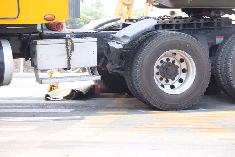 Đứa bé bán vé số chết thảm trên QL1 khiến ai chứng kiến cũng ngậm ngùi, thương xót.