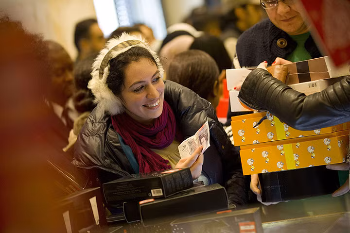 Một khách hàng hồ hởi thanh toán sau khi đã "vơ vét" được nhiều đồ giá hời.