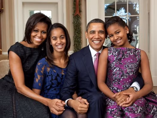 Tổng thống Obama nắm chặt tay 2 cô con gái rượu khi chụp ảnh gia đình tại phòng bầu dục trong Nhà trắng ngày 11/12/2011.