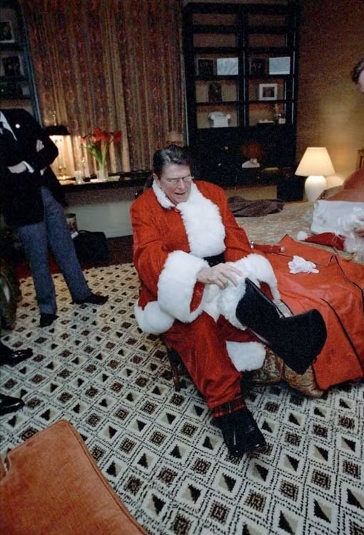 Cố Tổng thống Mỹ Ronald Reagan vui vẻ đóng giả ông già noel tham gia tiệc giáng sinh vào đêm noel,