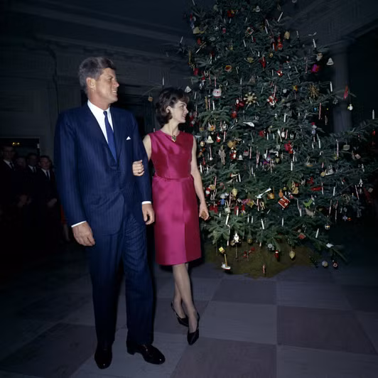 Cố Tổng thống John F. Kennedy bảnh bao sánh đôi cùng vợ tới tham dự tiệc giáng sinh ở Nhà Trắng.