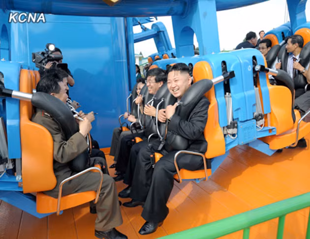 Nhà lãnh đạo trẻ không ngại thử một trò chơi khi thăm một công viên giải trí ở Bình Nhưỡng.