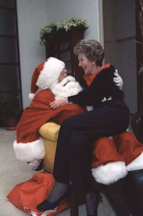 ... và để vợ, cựu Đệ nhất phu nhân Nancy Reagan ngồi trong lòng.