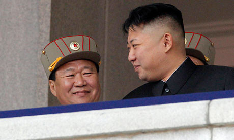 Tướng Choe Ryong-hae (trái) và nhà lãnh đạo trẻ Kim Jong-un.