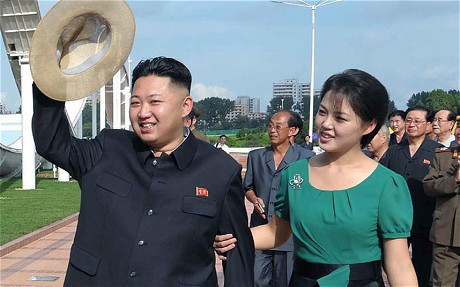 Nhà lãnh đạo trẻ Kim Jong-un sánh đôi cùng người vợ trẻ trung, xinh đẹp.