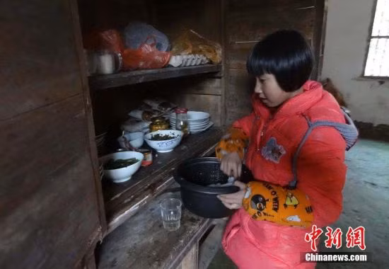 Bé Wang Jinhong chuẩn bị nấu cháo cho cha. Trước đó, cô bé Wang Jinhong phải chịu thiệt thòi, mất mát lớn khi người mẹ sinh ra bé bỏ đi ngay sau khi sinh con. Bố cô bé đành sống cảnh gà trống nuôi con vô cùng cực nhọc, vất vả. Đổi lại, cô bé Wang Jinhong càng lớn càng xinh xắn và luôn tỏ ra hiểu biết, chăm ngoan để cha vui lòng.