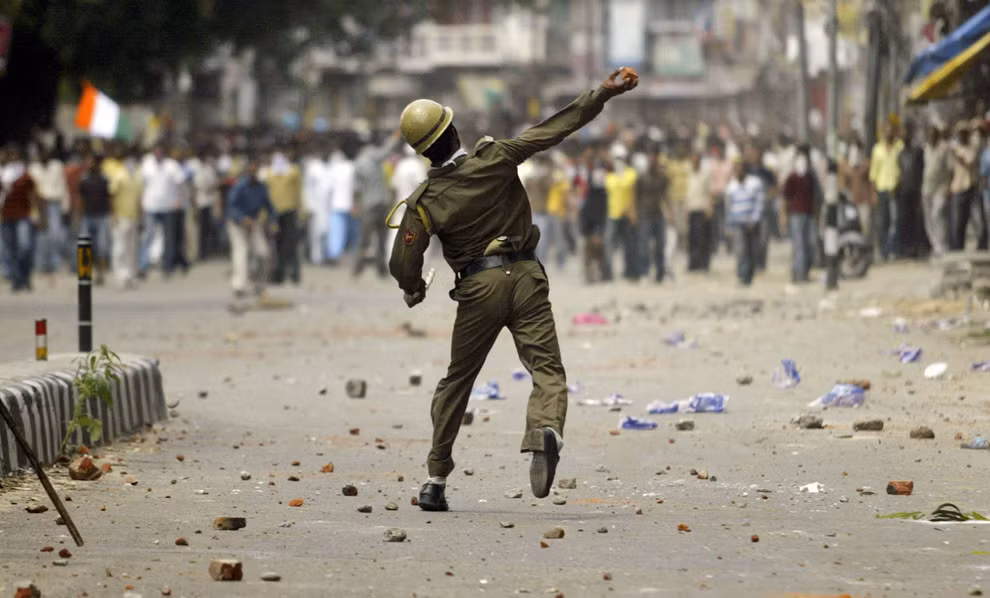 Trong khi đó, ở Ấn Độ, 7 nhà báo bị giết hại nhưng giới chức trách nước này không tích cực điều tra, trả lại công bằng cho họ. 2 người thiệt mạng khi đang tác nghiệp trong các vụ bạo lực xã hội và 4 người mất mạng vì tai nạn nghề nghiệp. Trong ảnh, một cảnh sát Ấn Độ đang ném gạch về phía đám đông biểu tình.