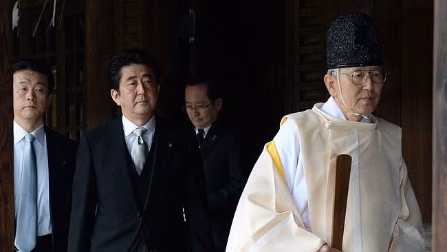 Thủ tướng Abe (trái) thăm đền Yasukuni sáng nay bất chấp sự phản ứng dữ dội của các láng giềng như Trung Quốc và Hàn Quốc.