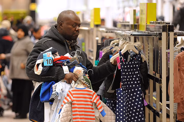 Nhờ lượng người mua sắm khủng, nhân viên của các trung tâm thương mại phải liên tục tiếp hàng.