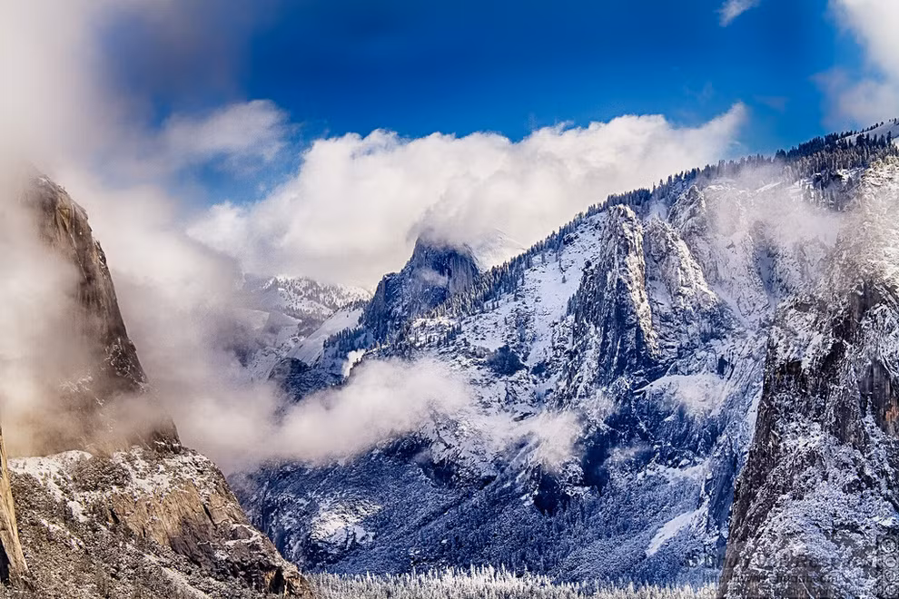 Công viên quốc gia Yosemite đẹp kỳ vĩ với tuyết và mây trắng.