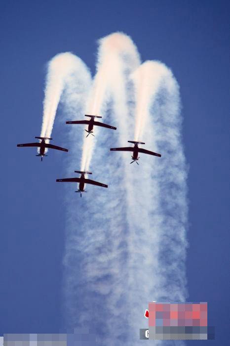 Ngoài ra, các phi công Israel cũng trình diễn khả năng bay lượn điêu luyện trên không,