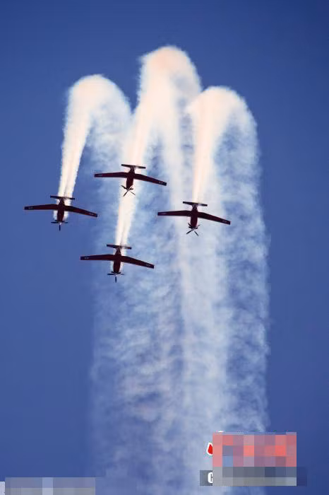 Ngoài ra, các phi công Israel cũng trình diễn khả năng bay lượn điêu luyện trên không,