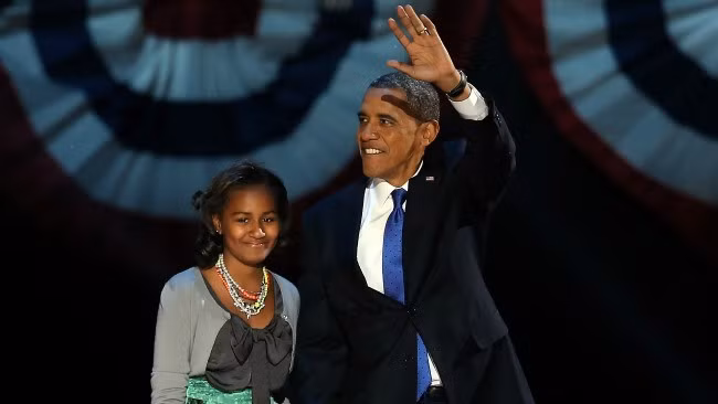 Tổng thống Obama sánh bước cùng cô con gái thứ 2, Sasha khi ông chuẩn bị phát biểu diễn văn chiến thắng sau khi tái đắc cử nhiệm kỳ thứ 2 ngày 6/11/2012 tại Chicago, Illinois.