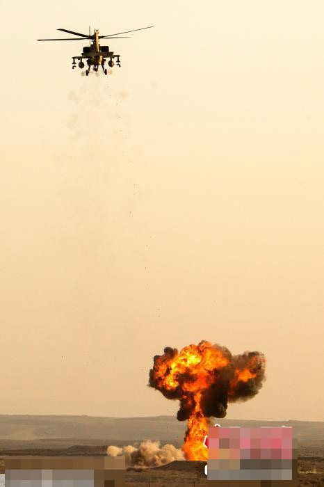 Những màn trình diễn trong lễ tốt nghiệp của các phi công Israel không khác hình ảnh thường thấy trong các cuộc chiến tranh hoặc cuộc tập trận bắn đạn thật của lực lượng không quân.