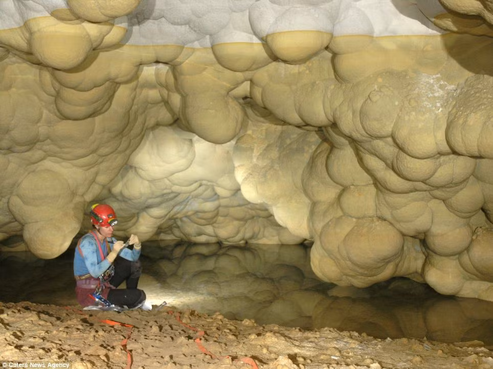 Trong lòng hang động Lechuguilla tuyệt đẹp ở hồ Louise, Canada.