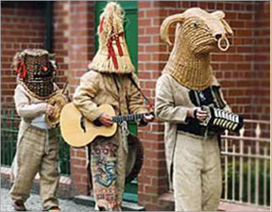 3. "Ma quỷ" thăm nhà dịp giáng sinh (Latvia): Hầu như mọi người đều quan niệm, giáng sinh là dịp để tặng/nhận quà, là thời gian sum vầy bên gia đình, bạn bè. Nhưng người Latvia lại xem giáng sinh là dịp xua đuổi ma quỷ. Trong dịp giáng sinh, nhiều người Latvia ăn mặc trang phục giả làm thầy cúng, sói, sếu, dê, gấu, hoặc ngựa, thậm chí, ăn mặc như người chết và đi lang thang từ nhà này sang nhà khác. Họ được các gia đình nồng nhiệt chào đón với điều kiện phải hát và nhảy trước. Sau đó, chủ nhà sẽ thiết đãi họ bia và thức ăn.