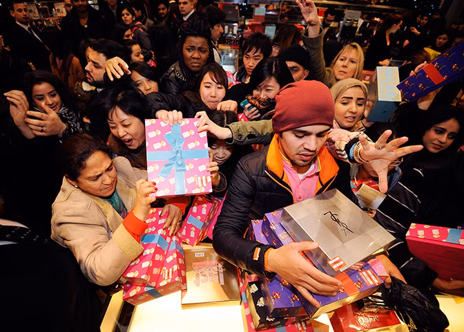 Trong ảnh là cảnh tranh cướp mua hàng ở Selfridges, London.