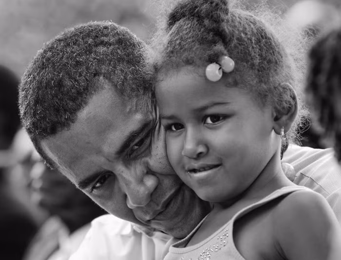 Bức ảnh đen trắng tuyệt đẹp thể hiện tình cha con đáng ngưỡng mộ của người đàn ông quyền lực nhất nước Mỹ. Trong ảnh là cô con gái thứ 2 của ông Obama, Sasha.