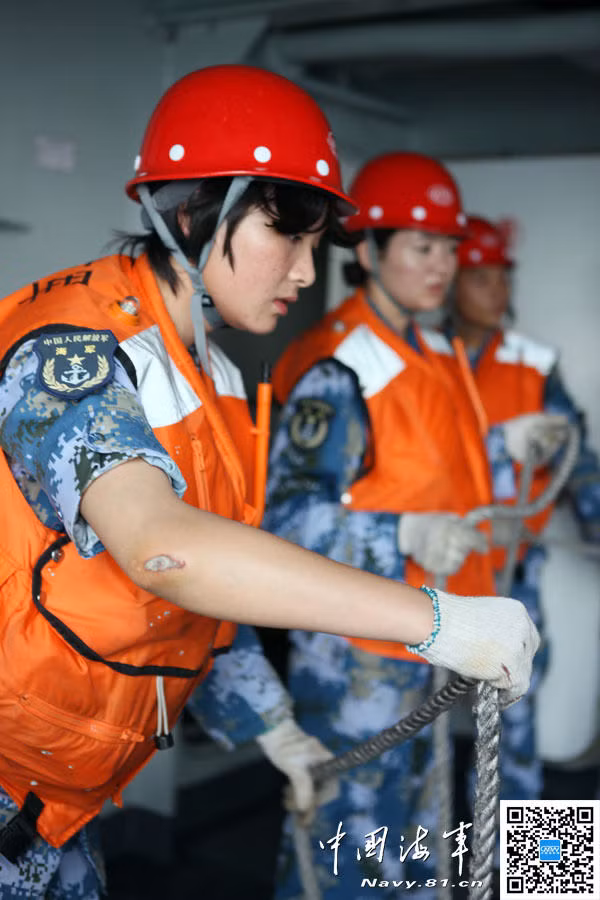 Tay của nữ quân nhân Li Jiao bị thương trong khi kéo cáp cách đây vài ngày.