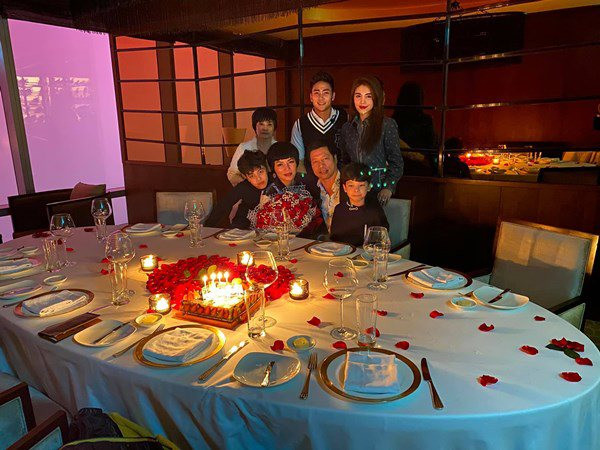 Sau khi kết hôn cặp đôi hiện ở trong một căn chung cư cao cấp tọa lạc tại quận Tây Hồ, Hà Nội.