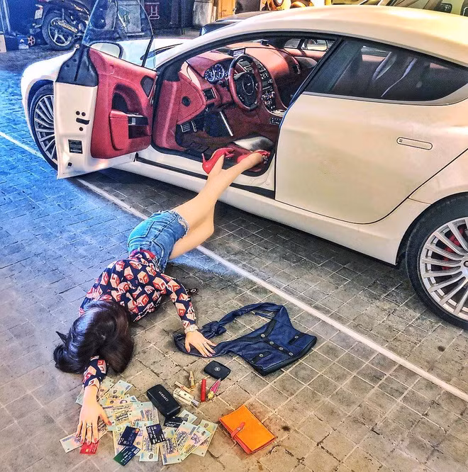  Richkid này được biết đến qua trào lưu "Ngã sấp mặt phiên bản giàu sụ". Bức ảnh của cô gái sinh năm 1993 đăng trên fanpage Hội con nhà giàu Việt được nhiều người chú ý vì độ chịu chơi và sang chảnh.