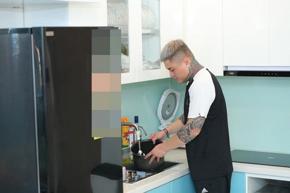 Góc để đồ, hay gian bếp của Vũ Duy Khánh cũng khá đơn giản.