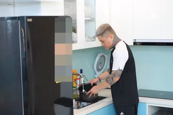 Góc để đồ, hay gian bếp của Vũ Duy Khánh cũng khá đơn giản.