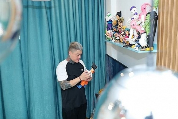 Nội thất trong căn hộ được Vũ Duy Khánh chọn tông màu xanh, trắng để tạo cảm giác trẻ trung, tươi mới.