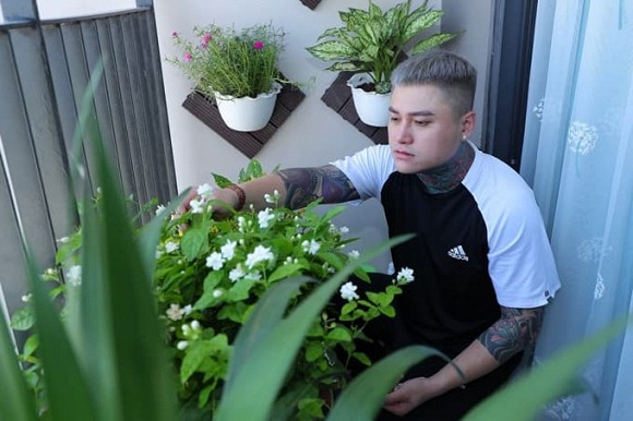 Căn hộ mới của nam ca sĩ có diện tích khiêm tốn và thiết kế khá đơn giản.