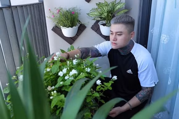 Căn hộ mới của nam ca sĩ có diện tích khiêm tốn và thiết kế khá đơn giản.