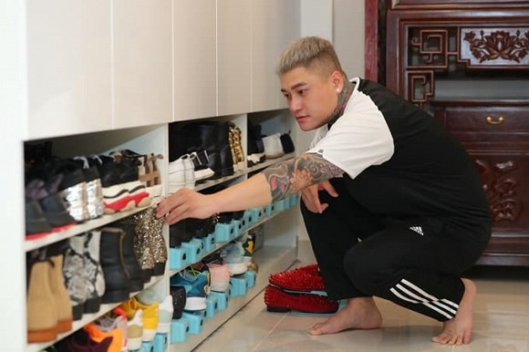 Xác định đây là nơi nghỉ ngơi với con trai nên đa phần trong căn hộ nam ca sĩ bày đồ chơi là chính.