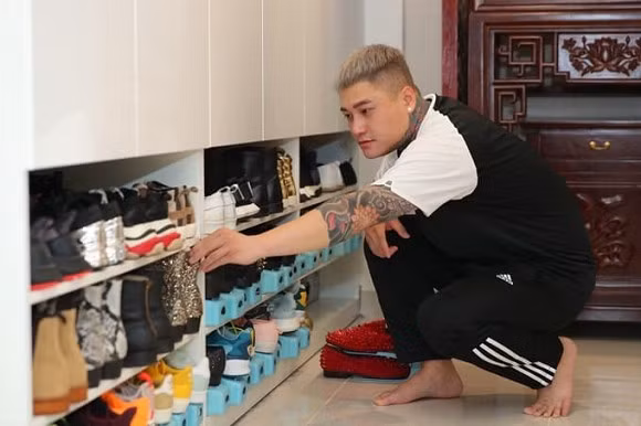 Xác định đây là nơi nghỉ ngơi với con trai nên đa phần trong căn hộ nam ca sĩ bày đồ chơi là chính.