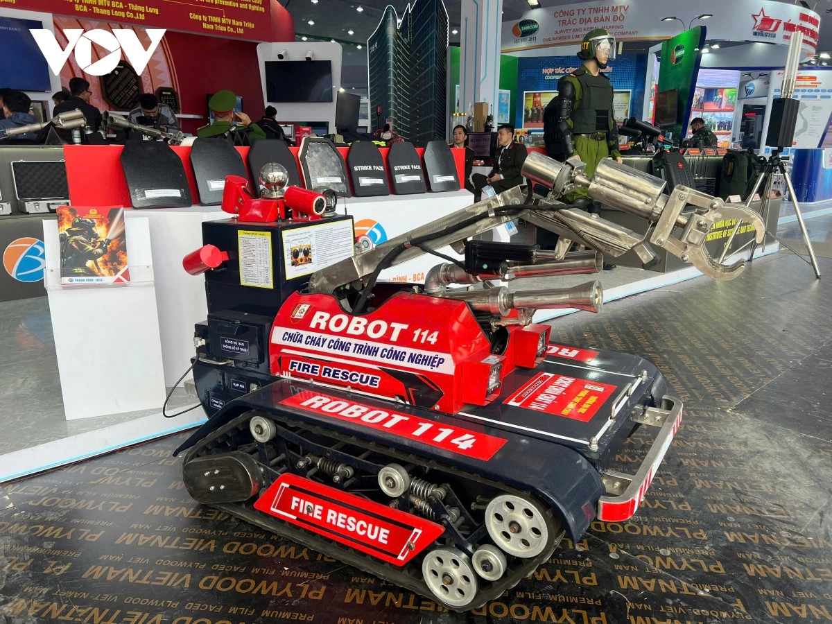 Robot chữa cháy lần đầu được giới thiệu tại Triển lãm Quốc phòng Robot chua chay lan dau duoc gioi thieu tai Trien lam Quoc phong