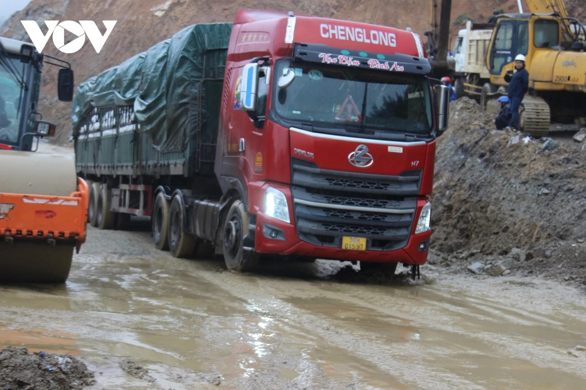 Để đảm bảo an toàn giao thông, Khu Quản lý đường bộ III, Cục Đường bộ Việt Nam cũng đã có văn bản yêu cầu chủ đầu tư khẩn trương chỉ đạo nhà thầu thi công hốt dọn, thanh thải phần đất đá mái taluy sạt lở, có biện pháp thoát nước nền đường để đảm bảo giao thông thông suốt đoạn qua đèo An Khê, không để tình trạng ùn tắc kéo dài.