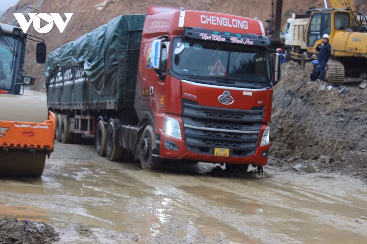 Để đảm bảo an toàn giao thông, Khu Quản lý đường bộ III, Cục Đường bộ Việt Nam cũng đã có văn bản yêu cầu chủ đầu tư khẩn trương chỉ đạo nhà thầu thi công hốt dọn, thanh thải phần đất đá mái taluy sạt lở, có biện pháp thoát nước nền đường để đảm bảo giao thông thông suốt đoạn qua đèo An Khê, không để tình trạng ùn tắc kéo dài.