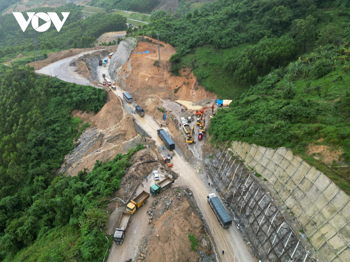 Sáng nay (13/12), tại huyện Tây Sơn, tỉnh Bình Định mưa to kéo dài. Quốc lộ 19 tại Km64+800 (đoạn đang thi công) bị sình lún nền đường khiến các phương tiện không thể lưu thôn. Khu vực này nằm gần đỉnh đèo An Khê.