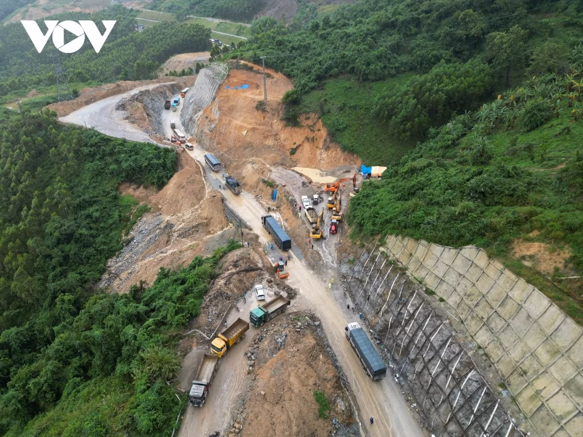 Sáng nay (13/12), tại huyện Tây Sơn, tỉnh Bình Định mưa to kéo dài. Quốc lộ 19 tại Km64+800 (đoạn đang thi công) bị sình lún nền đường khiến các phương tiện không thể lưu thôn. Khu vực này nằm gần đỉnh đèo An Khê.