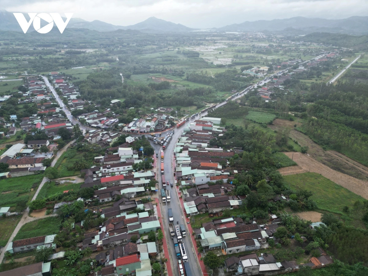 Hôm nay, nhiều cán bộ, chiến sĩ thuộc Phòng Cảnh sát Giao thông Công an tỉnh Bình Định đã có mặt tại khu vực đèo An Khê để điều tiết giao thông. Cảnh sát giao thông đội mưa đảm đảm bảo giao thông khu vực đèo An Khê, đoạn huyện Tây Sơn, tỉnh Bình Định. Tại nhiều điểm trên taluy dương đèo An Khê cũng đang xuất hiện sạt lở, nguy cơ ảnh hưởng giao thông.