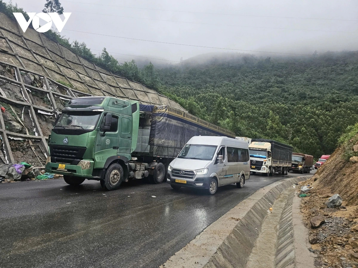 Xe khách lấn làn, ảnh hưởng việc điều tiết giao thông.