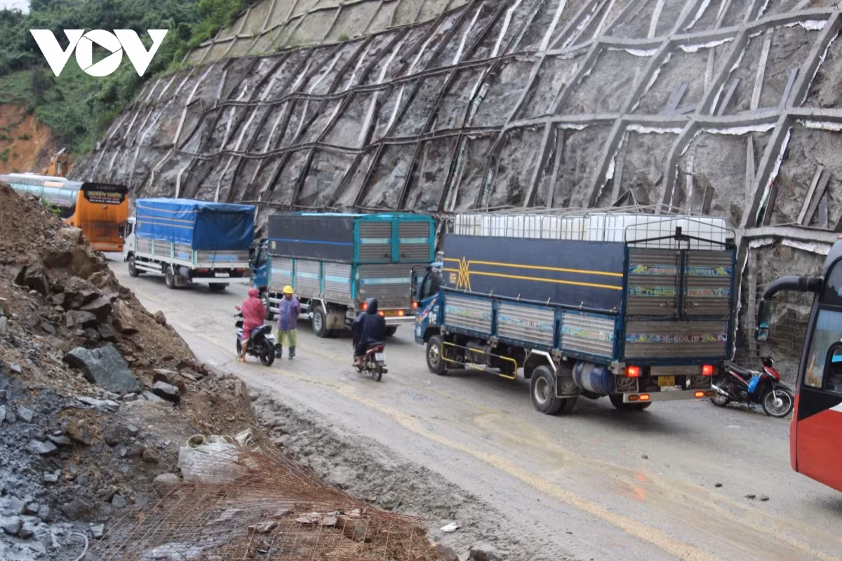 Hàng loạt phương tiện chờ lưu thông qua đèo An Khê.