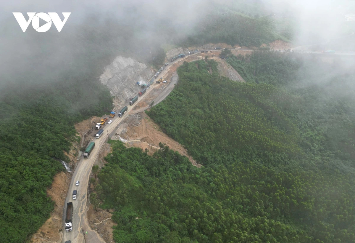 Hàng trăm phương tiện phải xếp hàng từ chân đèo tới khu vực bị sình lún. Đến khoảng 15h45 cùng ngày, khu vực bị sình lún cơ bản đã được nhà thầu và Ban Quản lý dự án 2, Bộ Giao thông Vận tải xử lý tạm thời. Tuy nhiên, các phương tiện phải lưu thông từng đợt, một chiều. 