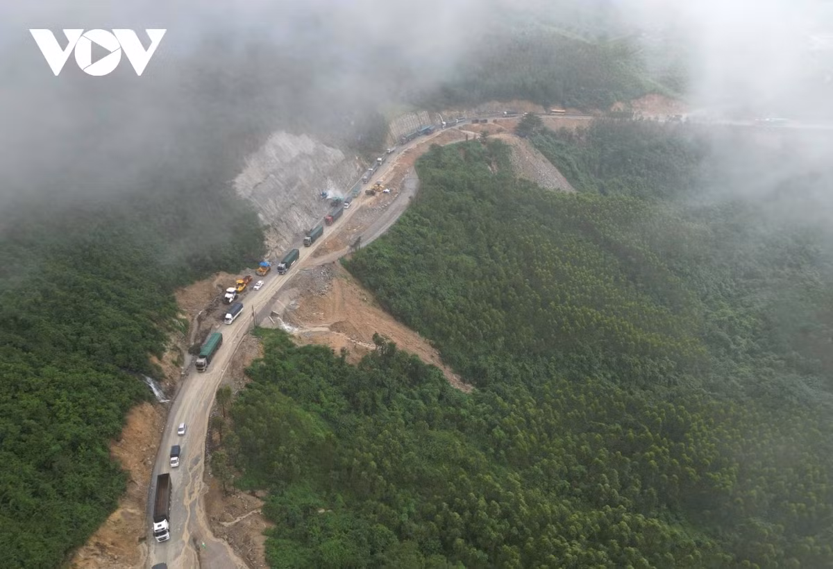 Hàng trăm phương tiện phải xếp hàng từ chân đèo tới khu vực bị sình lún. Đến khoảng 15h45 cùng ngày, khu vực bị sình lún cơ bản đã được nhà thầu và Ban Quản lý dự án 2, Bộ Giao thông Vận tải xử lý tạm thời. Tuy nhiên, các phương tiện phải lưu thông từng đợt, một chiều. 