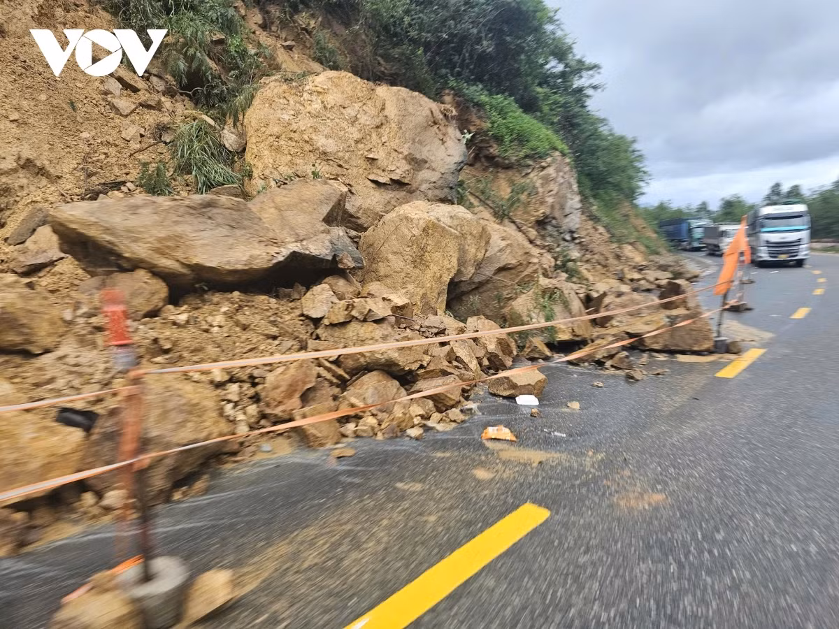 Xuất hiện một số điểm sạt lở taluy dương đèo An Khê