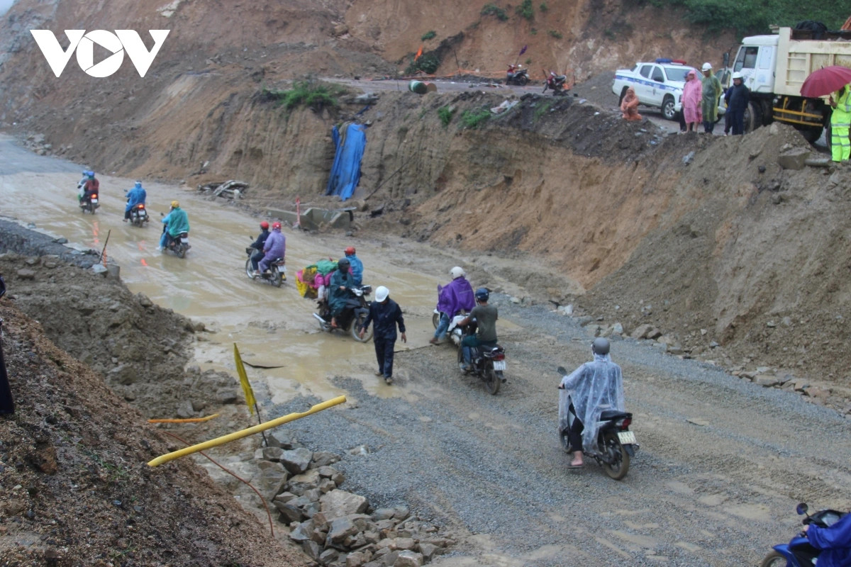 Văn phòng Quản lý đường bộ III.4 có trách nhiệm phối hợp với Cảnh sát giao thông, Ban Quản lý dự án 2, nhà thầu thi công kiểm tra, đôn đốc việc sửa chữa khắc phục và xử lý theo thẩm quyền. Các phương tiện được lưu thông một chiều.