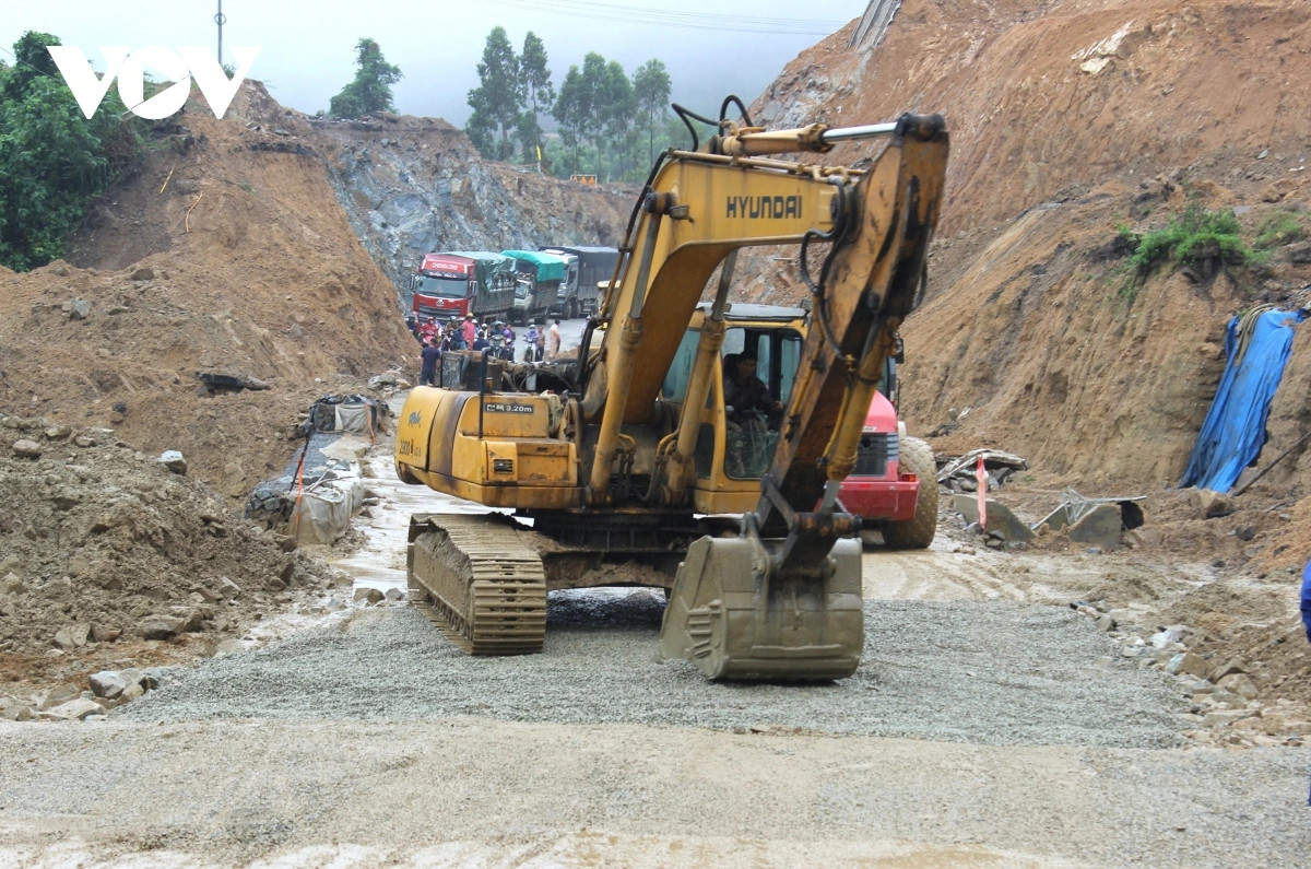 Trước đó, sáng 12/12, đất đá sạt lở tràn xuống đoạn đường đang thi công, bịt lối thoát nước, gây ngập một đoạn đường sâu khoảng 40 cm, làm giao thông trên đèo An Khê, Quốc lộ 19 bị ách tắc. Đến chiều ngày 12/12 khu vực sạt lở mới được thông xe. Khu vực đang thi công này là hạng mục nằm trong dự án nâng cấp, sửa chữa đường Quốc lộ 19 đoạn qua đèo An Khê nối hai tỉnh Bình Định - Gia Lai.