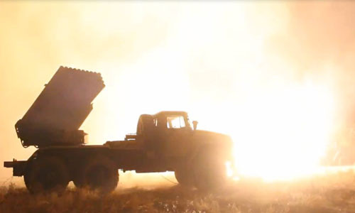 Cả bầu trời đêm bừng sáng khi các bệ pháo phản lực Grad khai hỏa.